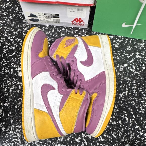 Jordan Air Jordan 1 Retro High OG 555088-706 Men\'s Sneakers Gold Bordeaux main image 4